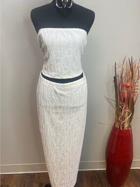 White Strapless Textured Two-Piece Skirt Set